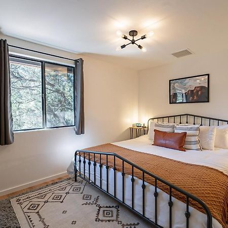 The Pine House - Cozy Mid-Century Modern, Pet-Friendly Villa Luaran gambar