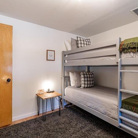 The Pine House - Cozy Mid-Century Modern, Pet-Friendly Villa Luaran gambar