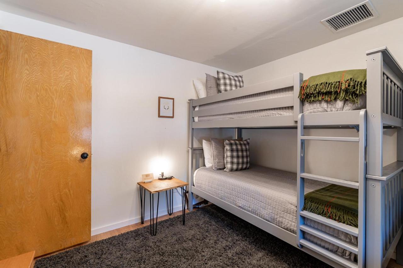 The Pine House - Cozy Mid-Century Modern, Pet-Friendly Villa Luaran gambar