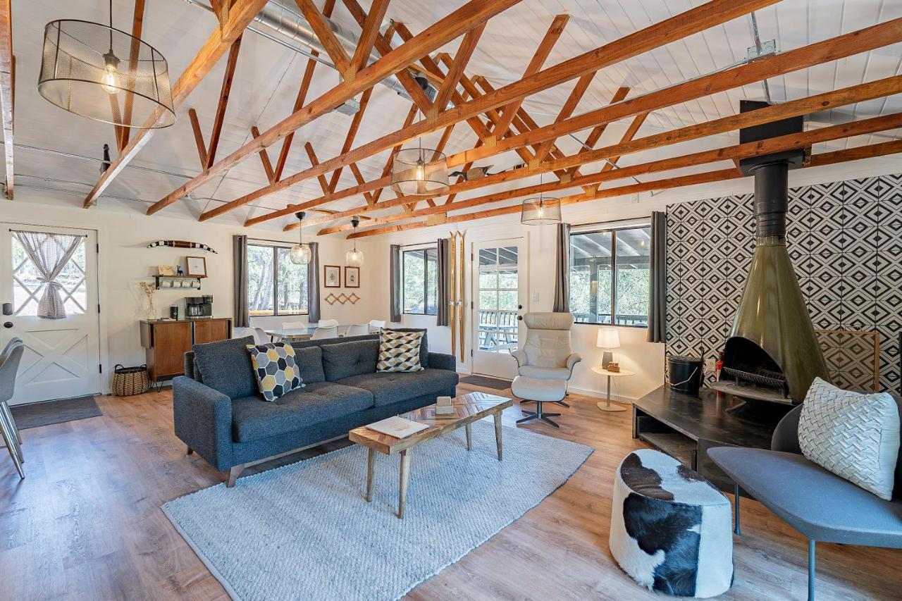 The Pine House - Cozy Mid-Century Modern, Pet-Friendly Villa Luaran gambar