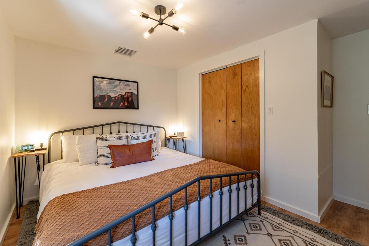 The Pine House - Cozy Mid-Century Modern, Pet-Friendly Villa Luaran gambar
