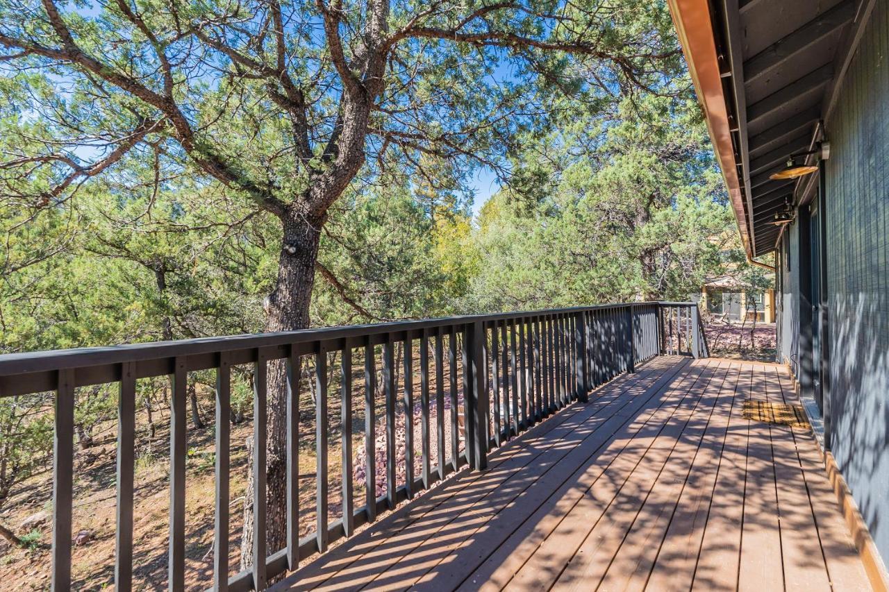 The Pine House - Cozy Mid-Century Modern, Pet-Friendly Villa Luaran gambar
