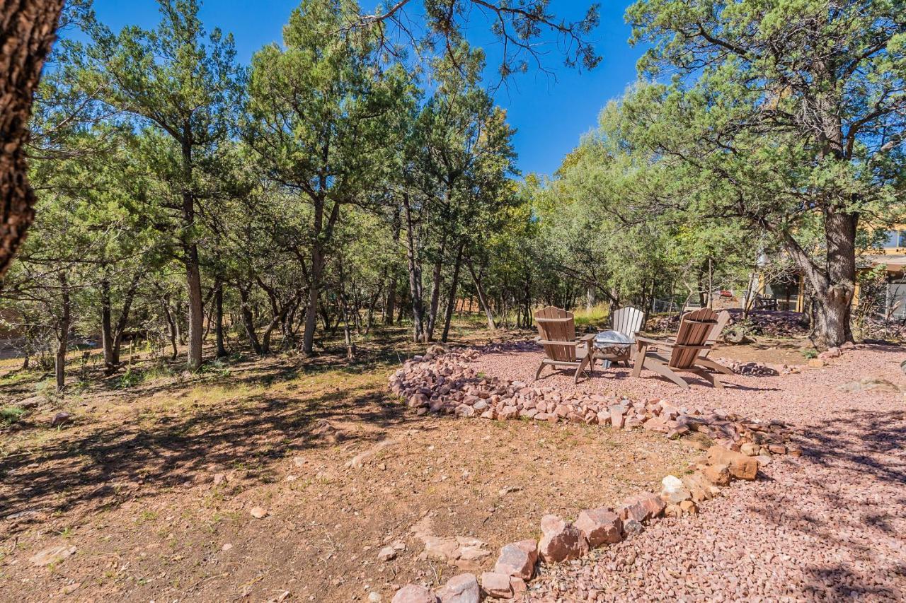 The Pine House - Cozy Mid-Century Modern, Pet-Friendly Villa Luaran gambar